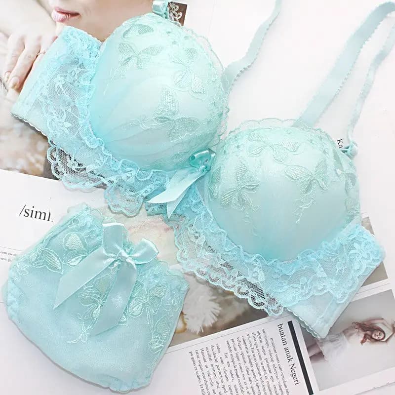 Wireless lace lingerie set with bra and matching panties - thumbnail 2